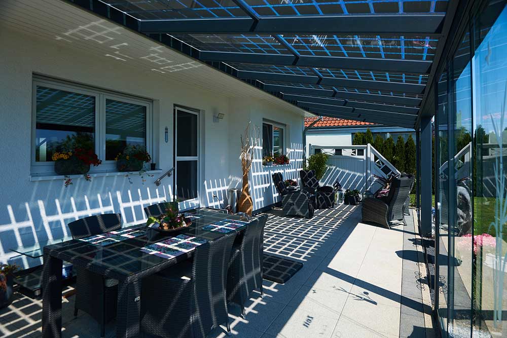 Terrassenüberdachung mit Photovoltaikmodulen